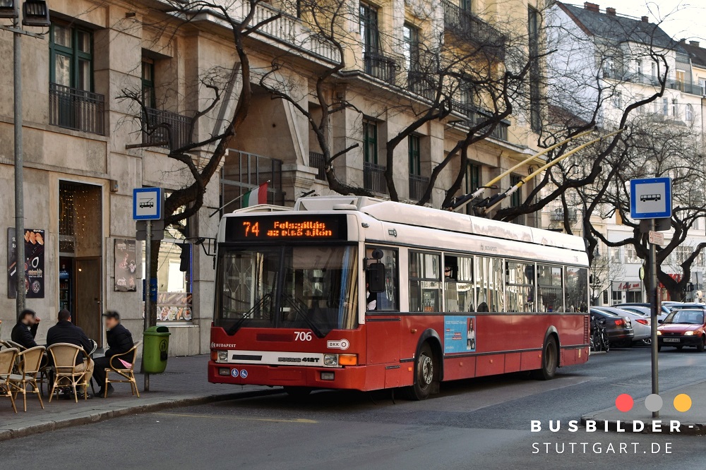 April 2023 - Das 1933 mit der ersten Linie eröffnete Oberleitungsbusnetz der ungarischen Hauptstadt Budapest umfasst heute 15 Linien. Es kommen hauptsächlich Fahrzeuge aus dem Hause Solaris zum Einsatz. Außerdem verkehren 15 Fahrzeuge des Typs Ikarus 412T aus dem Baujahr 2002 durch die Donaustadt. Einer der besagten Wagen ist hier an der Haltestelle Károly körút, gegenüber der berühmten Dohány utcai Synagoge, zu sehen.