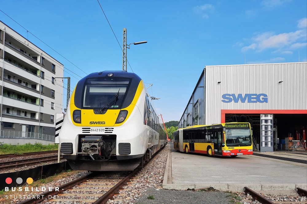 Ein Bombardier Talent 2 (BR 8442) der SWEG Bahn Stuttgart GmbH und ein MB O530 G Citaro II der SWEG Bus Pforzheim GmbH treffen sich im Bahnbetriebswerk der SWEG (ehemals Abellio) in Pforzheim. Das Bild wurde freundlicherweise von rails_of_abellio zur Verfügung gestellt.