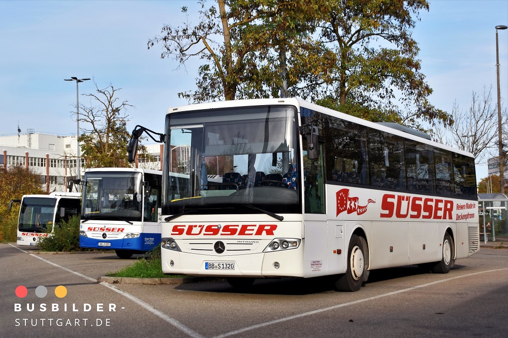 Unweit des Mercedes-Benz-Werkes Sindelfingen warten die Omnibusse von Süsser Reisen aus Steinenbronn auf ihren nächsten Einsatz.
