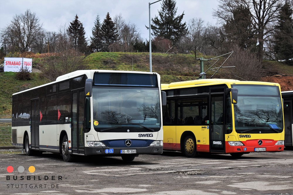 Nach der Neuausschreibung der Linienbündel im Enzkreis erhielt die Bietergemeinschaft aus den Firmen SWEG Bus Verkehr Ost II GmbH und SWEG Südwestdeutsche Landesverkehrs-AG den Zuschlag für den Verkehrsraum Königsbach/Neulingen. Mit der dafür neu gegründeten SWEG Bus Pforzheim GmbH wurde daraufhin im Dezember 2021 der Verkehr aufgenommen. Hierfür wurden neben Neubeschaffungen auch Fahrzeuge aus anderen SWEG-Gesellschaften in Pforzheim beheimatet. So auch diese beiden MB Citaro, welche zuvor für den Ortenau-Regio-Bus (OG-RB 1060 - links) bzw. die Hohenzollerische Landesbahn HzL (SIG-U 869 - rechts) im Einsatz waren.